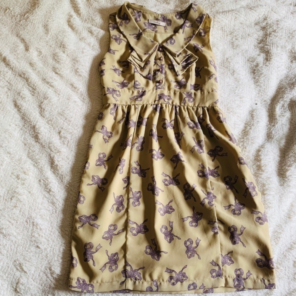Yellow & purple bow dress size Small lined collar